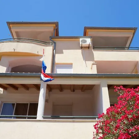 Dvorine Apartment *